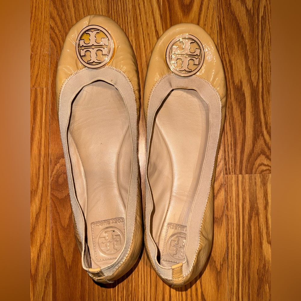 Tory Burch Carolina Tan Patent Leather Ballet Flats – Size 11 – Logo Medallion